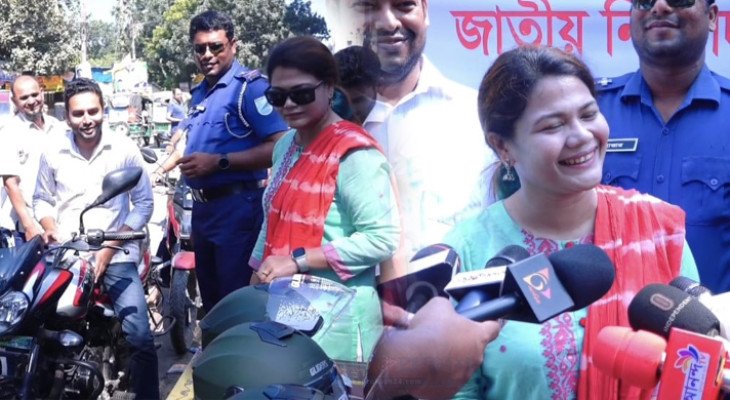 টাঙ্গাইলে নিরাপদ দিবসে পথচারীদের মাঝে বিনামূল্যে হেলমেট বিতরণ